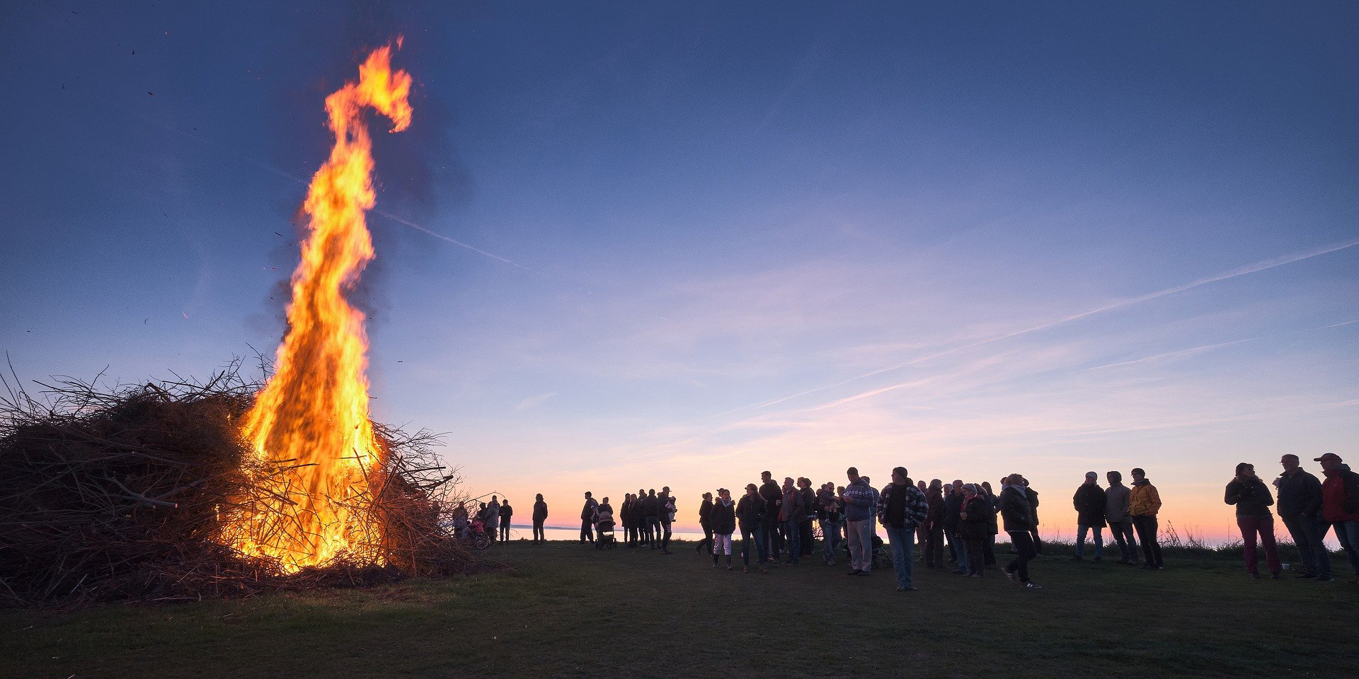 Osterfeuer mit Menschen Osterfeuer mit Menschen